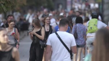KYIV, UKRAINE - 25 Ağustos 2024: Yazın Ukrayna 'nın Kyiv kentinde kalabalık bir cadde