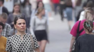 KYIV, UKRAINE - 25 Ağustos 2024: Yazın Ukrayna 'nın Kyiv kentinde kalabalık bir cadde