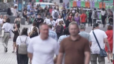 KYIV, UKRAINE - 25 Ağustos 2024: Yazın Ukrayna 'nın Kyiv kentinde kalabalık bir cadde