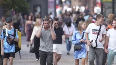 KYIV, UKRAINE - 25 Ağustos 2024: Yazın Ukrayna 'nın Kyiv kentinde kalabalık bir cadde
