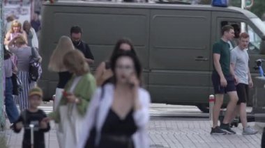 KYIV, UKRAINE - 25 Ağustos 2024: Yazın Ukrayna 'nın Kyiv kentinde kalabalık bir cadde