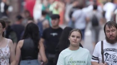 KYIV, UKRAINE - 25 Ağustos 2024: Yazın Ukrayna 'nın Kyiv kentinde kalabalık bir cadde