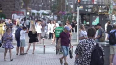 KYIV, UKRAINE - 25 Ağustos 2024: Yazın Ukrayna 'nın Kyiv kentinde kalabalık bir cadde