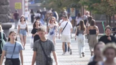 KYIV, UKRAINE - 25 Ağustos 2024: Yazın Ukrayna 'nın Kyiv kentinde kalabalık bir cadde