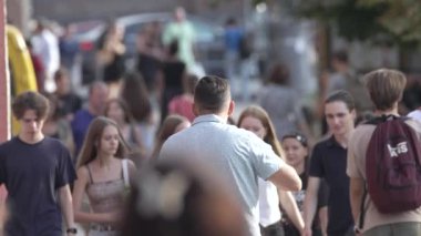 KYIV, UKRAINE - 25 Ağustos 2024: Yazın Ukrayna 'nın Kyiv kentinde kalabalık bir cadde