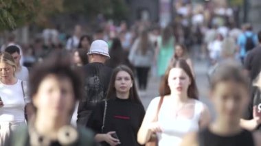 KYIV, UKRAINE - 25 Ağustos 2024: Yazın Ukrayna 'nın Kyiv kentinde kalabalık bir cadde