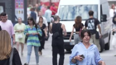 KYIV, UKRAINE - 25 Ağustos 2024: Yazın Ukrayna 'nın Kyiv kentinde kalabalık bir cadde