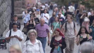 KYIV, UKRAINE - 25 Ağustos 2024: Yazın Ukrayna 'nın Kyiv kentinde kalabalık bir cadde