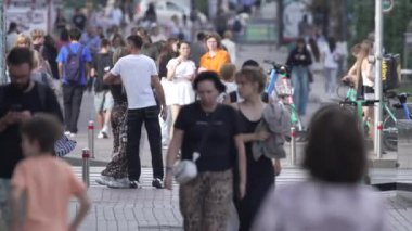 KYIV, UKRAINE - 25 Ağustos 2024: Yazın Ukrayna 'nın Kyiv kentinde kalabalık bir cadde