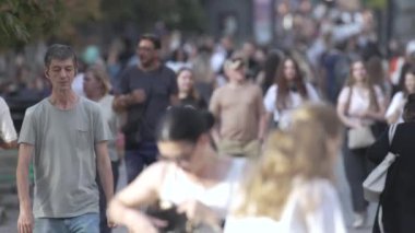 KYIV, UKRAINE - 25 Ağustos 2024: Yazın Ukrayna 'nın Kyiv kentinde kalabalık bir cadde