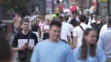 KYIV, UKRAINE - 25 Ağustos 2024: Yazın Ukrayna 'nın Kyiv kentinde kalabalık bir cadde