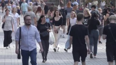 KYIV, UKRAINE - 25 Ağustos 2024: Yazın Ukrayna 'nın Kyiv kentinde kalabalık bir cadde