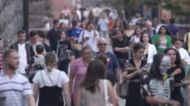 KYIV, UKRAINE - 25 Ağustos 2024: Yazın Ukrayna 'nın Kyiv kentinde kalabalık bir cadde
