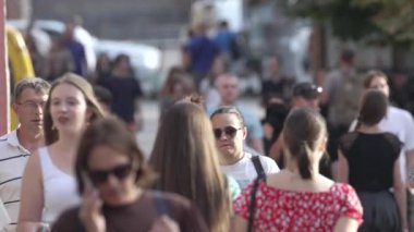 KYIV, UKRAINE - 25 Ağustos 2024: Yazın Ukrayna 'nın Kyiv kentinde kalabalık bir cadde