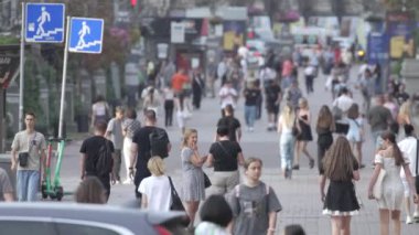 KYIV, UKRAINE - 25 Ağustos 2024: Yazın Ukrayna 'nın Kyiv kentinde kalabalık bir cadde