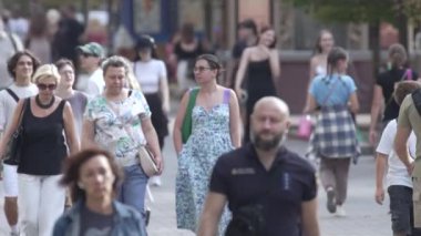 KYIV, UKRAINE - 25 Ağustos 2024: Yazın Ukrayna 'nın Kyiv kentinde kalabalık bir cadde