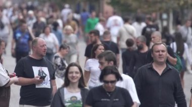 KYIV, UKRAINE - 25 Ağustos 2024: Yazın Ukrayna 'nın Kyiv kentinde kalabalık bir cadde