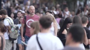 KYIV, UKRAINE - 25 Ağustos 2024: Yazın Ukrayna 'nın Kyiv kentinde kalabalık bir cadde