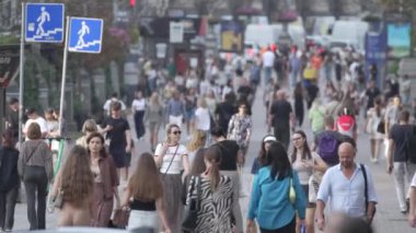 KYIV, UKRAINE - 25 Ağustos 2024: Yazın Ukrayna 'nın Kyiv kentinde kalabalık bir cadde