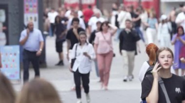 KYIV, UKRAINE - 25 Ağustos 2024: Yazın Ukrayna 'nın Kyiv kentinde kalabalık bir cadde