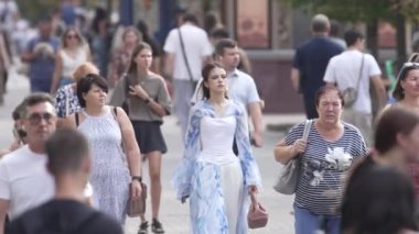 KYIV, UKRAINE - 25 Ağustos 2024: Yazın Ukrayna 'nın Kyiv kentinde kalabalık bir cadde