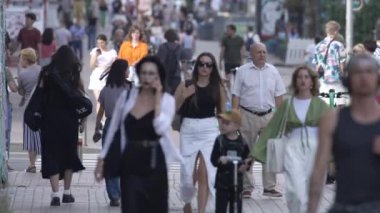 KYIV, UKRAINE - 25 Ağustos 2024: Yazın Ukrayna 'nın Kyiv kentinde kalabalık bir cadde