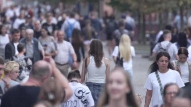 KYIV, UKRAINE - 25 Ağustos 2024: Yazın Ukrayna 'nın Kyiv kentinde kalabalık bir cadde