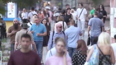 KYIV, UKRAINE - 25 Ağustos 2024: Yazın Ukrayna 'nın Kyiv kentinde kalabalık bir cadde