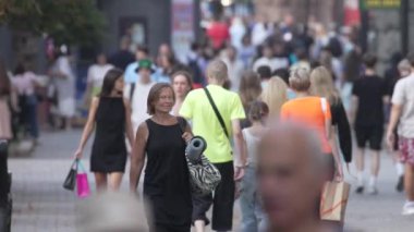 KYIV, UKRAINE - 25 Ağustos 2024: Yazın Ukrayna 'nın Kyiv kentinde kalabalık bir cadde