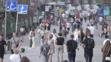 KYIV, UKRAINE - 25 Ağustos 2024: Yazın Ukrayna 'nın Kyiv kentinde kalabalık bir cadde