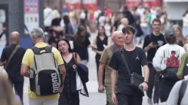 KYIV, UKRAINE - 25 Ağustos 2024: Yazın Ukrayna 'nın Kyiv kentinde kalabalık bir cadde