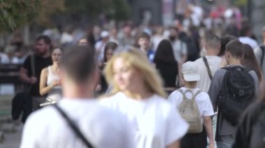 KYIV, UKRAINE - 25 Ağustos 2024: Yazın Ukrayna 'nın Kyiv kentinde kalabalık bir cadde