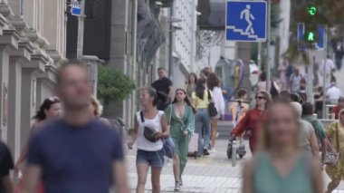 KYIV, UKRAINE - 25 Ağustos 2024: Yazın Ukrayna 'nın Kyiv kentinde kalabalık bir cadde