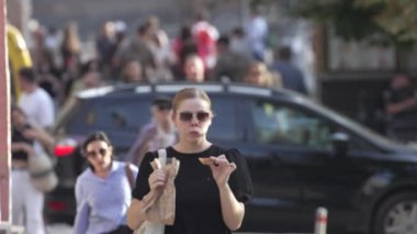 KYIV, UKRAINE - 25 Ağustos 2024: Yazın Ukrayna 'nın Kyiv kentinde kalabalık bir cadde