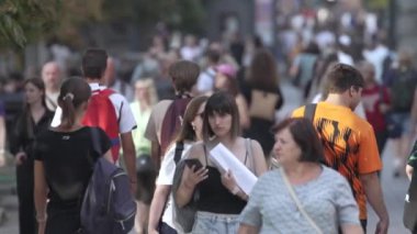 KYIV, UKRAINE - 25 Ağustos 2024: Yazın Ukrayna 'nın Kyiv kentinde kalabalık bir cadde