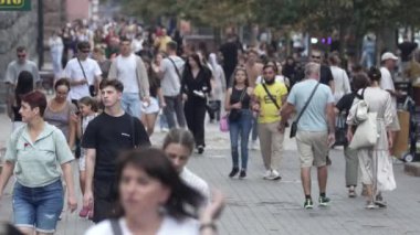 KYIV, UKRAINE - 25 Ağustos 2024: Ukrayna 'nın başkenti Kyiv' deki insanlar