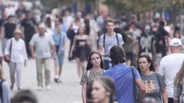 KYIV, UKRAINE - 25 Ağustos 2024: Ukrayna 'nın başkenti Kyiv' deki insanlar