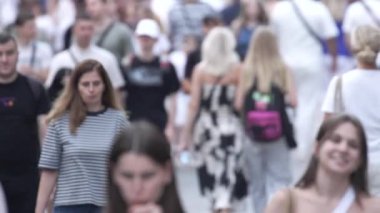 KYIV, UKRAINE - 25 Ağustos 2024: Ukrayna 'nın başkenti Kyiv' deki insanlar