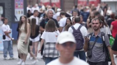 KYIV, UKRAINE - 25 Ağustos 2024: Ukrayna 'nın başkenti Kyiv' deki insanlar