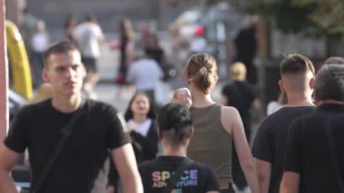 KYIV, UKRAINE - 25 Ağustos 2024: Ukrayna 'nın başkenti Kyiv' deki insanlar