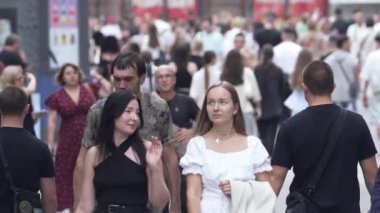 KYIV, UKRAINE - 25 Ağustos 2024: Ukrayna 'nın başkenti Kyiv' deki insanlar