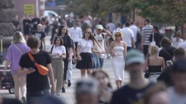 KYIV, UKRAINE - 25 Ağustos 2024: Ukrayna 'nın başkenti Kyiv' deki insanlar