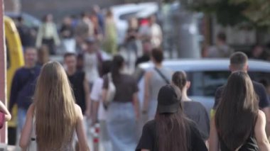 KYIV, UKRAINE - 25 Ağustos 2024: Ukrayna 'nın başkenti Kyiv' deki insanlar