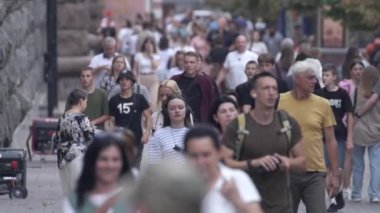 KYIV, UKRAINE - 25 Ağustos 2024: Ukrayna 'nın başkenti Kyiv' deki insanlar
