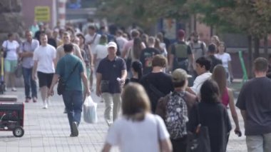 KYIV, UKRAINE - 25 Ağustos 2024: Ukrayna 'nın başkenti Kyiv' deki insanlar