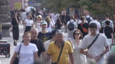 KYIV, UKRAINE - 25 Ağustos 2024: Ukrayna 'nın başkenti Kyiv' deki insanlar