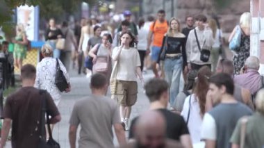 KYIV, UKRAINE - 25 Ağustos 2024: Ukrayna 'nın başkenti Kyiv' deki insanlar