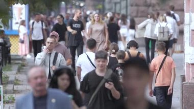 KYIV, UKRAINE - 25 Ağustos 2024: Ukrayna 'nın başkenti Kyiv' deki insanlar