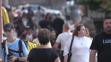 KYIV, UKRAINE - 25 Ağustos 2024: Ukrayna 'nın başkenti Kyiv' deki insanlar