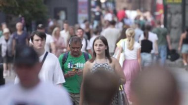 KYIV, UKRAINE - 25 Ağustos 2024: Ukrayna 'nın başkenti Kyiv' deki insanlar